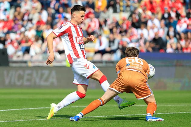 David Stuckler of L.R. Vicenza under pressure from Stefano Gori of Union Brescia during the match of 6th day of the Serie A Championship between L.R. Vicenza vs Union Brescia at the Romeo Menti Stadium on 29 March 2026 in Vicenza, VI.  Copyright: xEmanuelexPennacchio IPAxSportx xipa-agency.netx xx IPA_73601300 IPA_Agency_IPA73601300