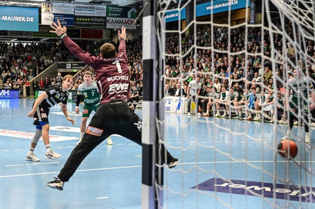 DAIKIN HBL Bundesliga: Frisch Auf! Göppingen - HC Erlangen; Göppingen, 29.03.2026 Andri Runarsson (HC Erlangen, 4) errfolgreich beim Siebenmeter gegen Kristian Saeveras (FRISCH AUF! Göppingen, 12) Göppingen, 29.03.2026, 26. Spieltag der DAIKIN Handball-Bundesliga, Frisch Auf! Göppingen - HC Erlangen EWS-Arena, Göppingen. Copyright: xBEAUTIFULxSPORTS Märklx