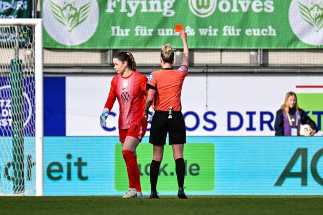 Fußball I Frauen I Saison 2025-2026 I Bundesliga I 22. Spieltag I VfL Wolfsburg - 1. FC Union Berlin I 29.03.2026 Stina Johannes (1, VfL Wolfsburg) sieht die rote Karte und muss vom Platz Wolfsburg AOK Stadion Niedersachsen Deutschland Copyright: xLobeca InesxHähnelx