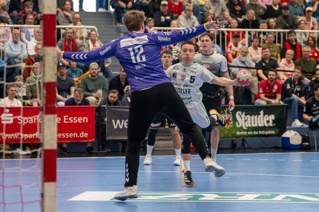 Zweikampf zwischen Finn Knaack (TuSEM Essen, 12) und Nico Bacani (SG BBM Bietigheim, 05). TuSEM Essen vs. SG BBM Bietigheim, Handball, 2. HBL, 25. Spieltag, Saison 2025 2026, 29.03.2026 TuSEM Essen vs. SG BBM Bietigheim, Handball, 2. HBL, 25. Spieltag, Saison 2025 2026, 29.03.2026 Essen Copyright: xEibner-Pressefoto ThomasxHaeslerx EP_THR