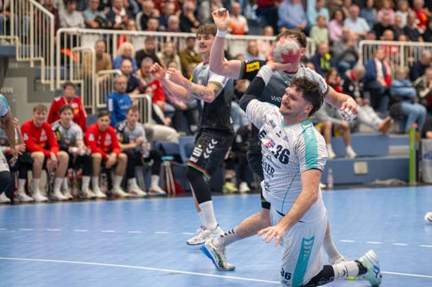 Zweikampf zwischen Jonathan Fischer (SG BBM Bietigheim, 36) und Tom Wolf (TuSEM Essen, 26). TuSEM Essen vs. SG BBM Bietigheim, Handball, 2. HBL, 25. Spieltag, Saison 2025 2026, 29.03.2026 TuSEM Essen vs. SG BBM Bietigheim, Handball, 2. HBL, 25. Spieltag, Saison 2025 2026, 29.03.2026 Essen Copyright: xEibner-Pressefoto ThomasxHaeslerx EP_THR