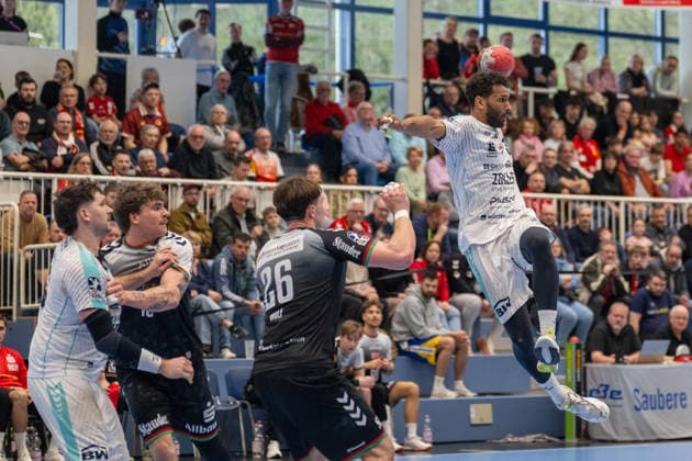 Djibril M Bengue (SG BBM Bietigheim, 33) wird von Tom Wolf (TuSEM Essen, 26) bedraengt und muss abbrechen. TuSEM Essen vs. SG BBM Bietigheim, Handball, 2. HBL, 25. Spieltag, Saison 2025 2026, 29.03.2026 TuSEM Essen vs. SG BBM Bietigheim, Handball, 2. HBL, 25. Spieltag, Saison 2025 2026, 29.03.2026 Essen Copyright: xEibner-Pressefoto ThomasxHaeslerx EP_THR