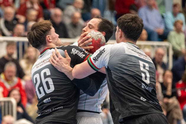Zweikampf zwischen Tom Wolf (TuSEM Essen, 26), Dominik Claus (SG BBM Bietigheim, 07) und Valentin Willner (TuSEM Essen, 05). TuSEM Essen vs. SG BBM Bietigheim, Handball, 2. HBL, 25. Spieltag, Saison 2025 2026, 29.03.2026 TuSEM Essen vs. SG BBM Bietigheim, Handball, 2. HBL, 25. Spieltag, Saison 2025 2026, 29.03.2026 Essen Copyright: xEibner-Pressefoto ThomasxHaeslerx EP_THR