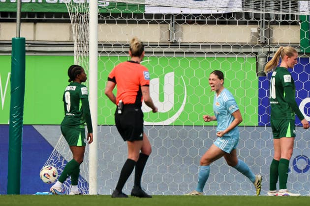 Wolfsburg, Deutschland: 29. März 2026 - 1. Frauen Bundesliga - 22. Spieltag - VfL Wolfsburg vs. Union Berlin Im Bild: Torschützin Tanja Pawollek (Union Berlin), nicht im Bild, macht das Tor zum 3:1 für Berlin und v.li. die Dritte Samantha Steuerwald (Union Berlin) jubelt Copyright: HMBxMedia MadeleinexFantini