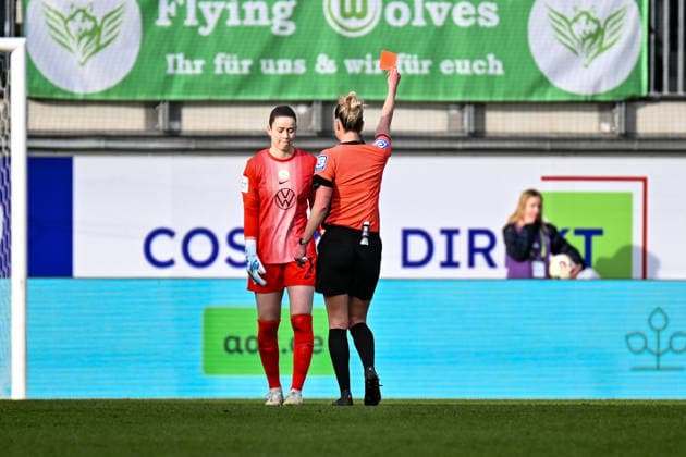 Fußball I Frauen I Saison 2025-2026 I Bundesliga I 22. Spieltag I VfL Wolfsburg - 1. FC Union Berlin I 29.03.2026 Stina Johannes (1, VfL Wolfsburg) sieht die rote Karte und muss vom Platz Wolfsburg AOK Stadion Niedersachsen Deutschland Copyright: xLobeca InesxHähnelx