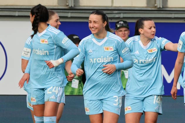 Wolfsburg, Deutschland: 29. März 2026 - 1. Frauen Bundesliga - 22. Spieltag - VfL Wolfsburg vs. Union Berlin Im Bild: v.li. die Zweite Torschützin Tanja Pawollek (Union Berlin) macht das Tor zum 3:1 für Berlin und jubelt mit ihren Mannschaftskolleginnen Copyright: HMBxMedia MadeleinexFantini