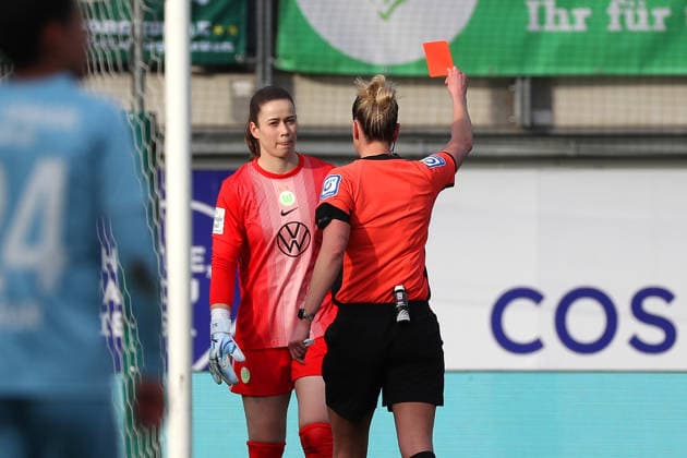 VfL vs. Berlin, BL Frauen Wolfsburg, 29.03.2026, Fußball, Frauen, Google Pixel Bundesliga, Saison 2025 2026, VfL Wolfsburg vs FC Union Berlin, Schiedsrichterin Anna-Lena Heidenreich zeigt Torfrau Stina Johannes (VfL Wolfsburg) die Rote Karte AOK Stadion Niedersachsen Deutschland
