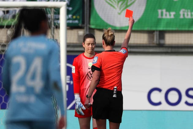 VfL vs. Berlin, BL Frauen Wolfsburg, 29.03.2026, Fußball, Frauen, Google Pixel Bundesliga, Saison 2025 2026, VfL Wolfsburg vs FC Union Berlin, Schiedsrichterin Anna-Lena Heidenreich zeigt Torfrau Stina Johannes (VfL Wolfsburg) die Rote Karte AOK Stadion Niedersachsen Deutschland *** VfL vs Berlin, BL Women Wolfsburg, 29 03 2026, Football, Women, Google Pixel Bundesliga, Season 2025 2026, VfL Wolfsburg vs FC Union Berlin, Referee Anna Lena Heidenreich shows goalkeeper Stina Johannes VfL Wolfsburg the red card AOK Stadion Niedersachsen Germany