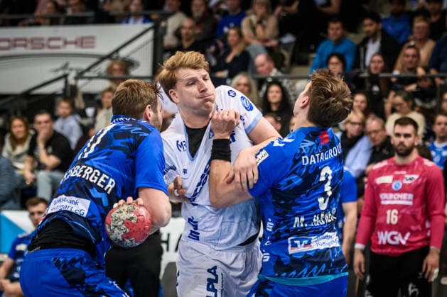 Lukas Hutecek (TBV Lemgo Lippe, 02) zwischen Samuel Roethlisberger (TVB Stuttgart, 17) und Max Haefner (TVB Stuttgart, 03) GER, TVB Stuttgart - TBV Lemgo Lippe, DAIKIN HBL, Handball, Bundesliga, 26. Spieltag, Spielzeit 2025 2026, 29.03.2026 GER, TVB Stuttgart - TBV Lemgo Lippe, DAIKIN HBL, Handball, Bundesliga, 26. Spieltag, Spielzeit 2025 2026, 29.03.2026 Stuttgart Copyright: xSandyxDinkelackerx EP_SDR