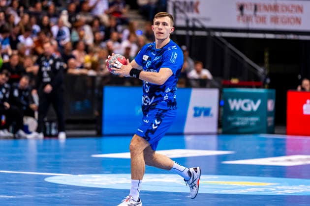 DAIKIN Handball Bundesliga: TVB Stuttgart vs. TBV Lemgo Lippe; 29.03.2026 Stuttgart, GERMANY - 29. März 2026: Simone Mengon (TVB Stuttgart, 15) beim Spielaufbau während dem Match zwischen dem TVB Stuttgart und dem TBV Lemgo Lippe am 26. Spieltag der Daikin Handball Bundesliga in der Porsche-Arena. Copyright: xBEAUTIFULxSPORTS Steinx