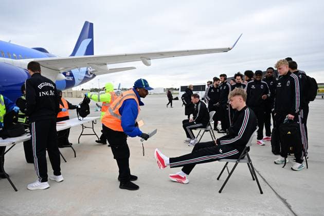 Belgium s Nathan De Cat (C) and Belgium s Joaquin Seys pictured during a security check on the tarmac of Atlanta airport as Red Devils, the Belgian national soccer team, are traveling to Chicago, USA, for a second friendly game, on Sunday 29 March 2026. These games are preparation games of the 2026 World Cup. DIRKxWAEM  x169259724x