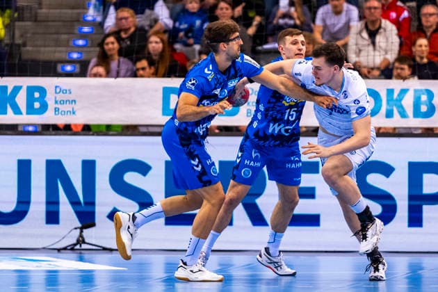 DAIKIN Handball Bundesliga: TVB Stuttgart vs. TBV Lemgo Lippe; 29.03.2026 Stuttgart, GERMANY - 29. März 2026: Antonio Serradilla (TVB Stuttgart, 5) und Simone Mengon (TVB Stuttgart, 15) verteidigen gegen Jan Mudrow (TBV Lemgo Lippe, 7) während dem Match zwischen dem TVB Stuttgart und dem TBV Lemgo Lippe am 26. Spieltag der Daikin Handball Bundesliga in der Porsche-Arena. Copyright: xBEAUTIFULxSPORTS Steinx