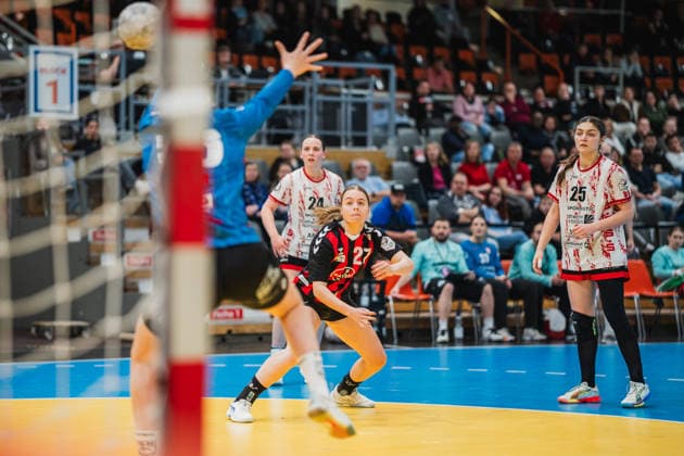 Luise Gruber (TSV Bayer 04 Leverkusen, 27) mit einem Tor, Annika Distel (TG Nuettingen, 25) TSV Bayer 04 Leverkusen vs. TG Nuertingen, Handball, 2.Handball-Bundesliga, 22.Spieltag, Saison 2025 26, 29.03.2026, TSV Bayer 04 Leverkusen vs. TG Nuertingen, Handball, 2.HBL, 22.Spieltag, Saison 2025 26, 29.03.2026 Leverkusen Copyright: xEibner-Pressefoto LukasxBaldygax EP_LBA