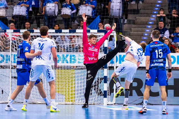 DAIKIN Handball Bundesliga: TVB Stuttgart vs. TBV Lemgo Lippe; 29.03.2026 Stuttgart, GERMANY - 29. März 2026: Nils Gerades Versteijnen (TBV Lemgo Lippe, 25) trifft gegen Mateusz Kornecki (TVB Stuttgart, 1) während dem Match zwischen dem TVB Stuttgart und dem TBV Lemgo Lippe am 26. Spieltag der Daikin Handball Bundesliga in der Porsche-Arena. Copyright: xBEAUTIFULxSPORTS Steinx