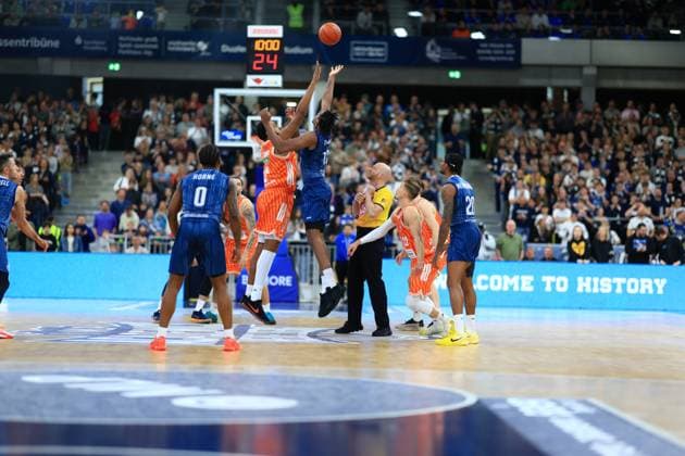 Spielaktion mit DJ Horne (0; MLP Academics Heidelberg) und Christopher Ledlum (4; Ratiopharm Ulm) beim Tip-off in der Spielfeldmitte Tip-off mit DJ Horne (0; MLP Academics Heidelberg) und Christopher Ledlum (4; Ratiopharm Ulm)