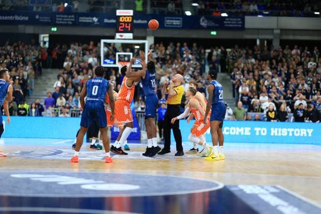Spielaktion mit Ryan Mikesell (33; MLP Academics Heidelberg), DJ Horne (0; MLP Academics Heidelberg) und Michael Weathers (20; MLP Academics Heidelberg) beim Tip-off Spielbeginn mit Ryan Mikesell (33; MLP Academics Heidelberg)