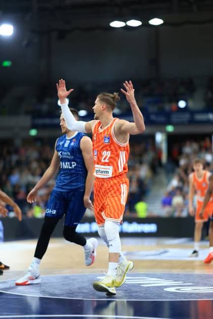Szene mit 22; MLP Academics Heidelberg und Bryce Brown (2; Ratiopharm Ulm) in Aktion Spielaktion mit 22; MLP Academics Heidelberg und Bryce Brown (2; Ratiopharm Ulm)