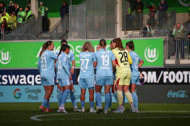 Deutschland: Frauen-Bundesliga 2025 2026, 22. Spieltag - VfL Wolfsburg VS 1. FC Union Berlin - AOK Stadion (Wolfsburg): Tor und Torjubel zum Fatma Sakar (1. FC Union Berlin Frauen, 24) Samantha Steuerwald (1. FC Union Berlin Frauen, 19) Lia Kamber (1. FC Union Berlin Frauen, 41) Nadine Böhi Nadine Boehi (1. FC Union Berlin Frauen, 28) Samantha Steuerwald (1. FC Union Berlin Frauen, 19) Wolfsburg Copyright: xAymanxAlahmedx