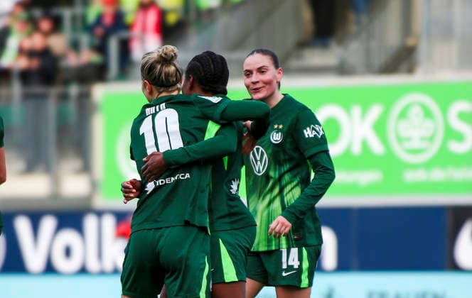 Deutschland: Frauen-Bundesliga 2025 2026, 22. Spieltag - VfL Wolfsburg VS 1. FC Union Berlin - AOK Stadion (Wolfsburg): Tor und Torjubel zum Svenja Huth (VfL Wolfsburg Frauen, 10) Lineth Beerensteyn (VfL Wolfsburg Frauen, 9) Hannah Eurlings (1. FC Union Berlin Frauen, 14) Wolfsburg Copyright: xAymanxAlahmedx