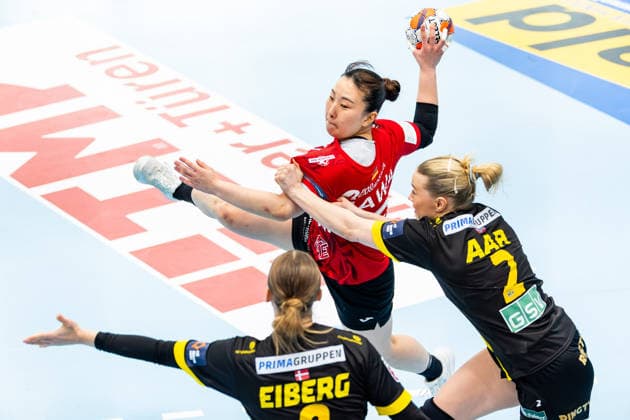 29.03.2026, GER, Handball, Frauen, Saison 2025 2026, EHF European League, Viertelfinale, Thueringer HC - Nykobing Falster Handbold Caroline Aar Jakobsen (Nykobing Falster Handbold), Stine Eiberg Jorgensen (Nykobing Falster Handbold), Natsuki Aizawa (Thueringer HC,23) 99947 Bad Langensalza Salza Halle Sporthalle Mehrz Thüringen Deutschland