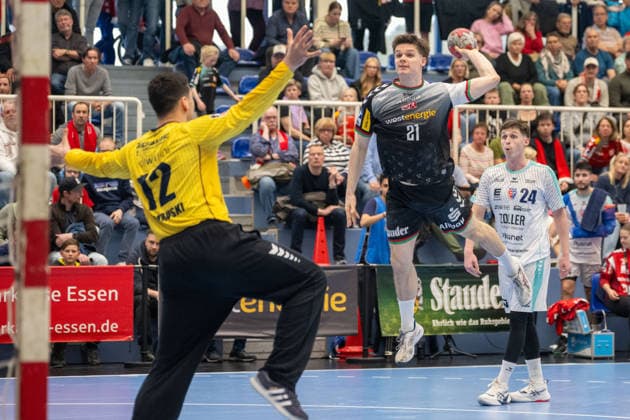 Martin Tomovski (SG BBM Bietigheim, 12) kann den Wurf von Felix Eissing (TuSEM Essen, 21) halten. TuSEM Essen vs. SG BBM Bietigheim, Handball, 2. HBL, 25. Spieltag, Saison 2025 2026, 29.03.2026 TuSEM Essen vs. SG BBM Bietigheim, Handball, 2. HBL, 25. Spieltag, Saison 2025 2026, 29.03.2026 Essen Copyright: xEibner-Pressefoto ThomasxHaeslerx EP_THR