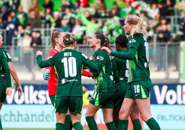Deutschland: Frauen-Bundesliga 2025 2026, 22. Spieltag - VfL Wolfsburg VS 1. FC Union Berlin - AOK Stadion (Wolfsburg): Tor und Torjubel zum Svenja Huth (VfL Wolfsburg Frauen, 10) Lineth Beerensteyn (VfL Wolfsburg Frauen, 9) Smilla Vallotto (VfL Wolfsburg Frauen, 14) Janina Minge (VfL Wolfsburg Frauen, 6) Wolfsburg Copyright: xAymanxAlahmedx