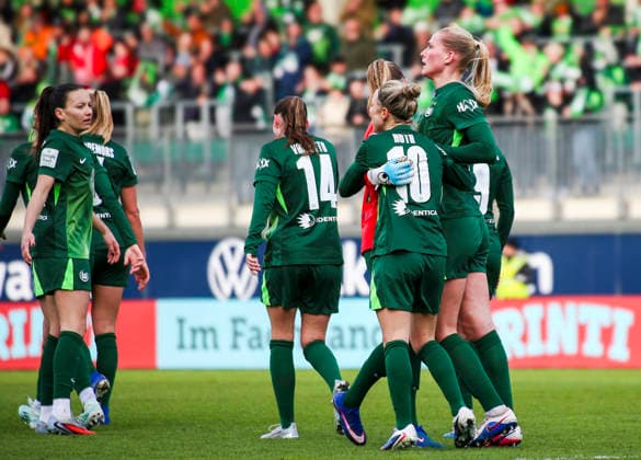 Deutschland: Frauen-Bundesliga 2025 2026, 22. Spieltag - VfL Wolfsburg VS 1. FC Union Berlin - AOK Stadion (Wolfsburg): Tor und Torjubel zum Svenja Huth (VfL Wolfsburg Frauen, 10) Lineth Beerensteyn (VfL Wolfsburg Frauen, 9) Smilla Vallotto (VfL Wolfsburg Frauen, 14) Janina Minge (VfL Wolfsburg Frauen, 6) Camilla Küver Camilla Kuver (VfL Wolfsburg Frauen, 16) Wolfsburg Copyright: xAymanxAlahmedx