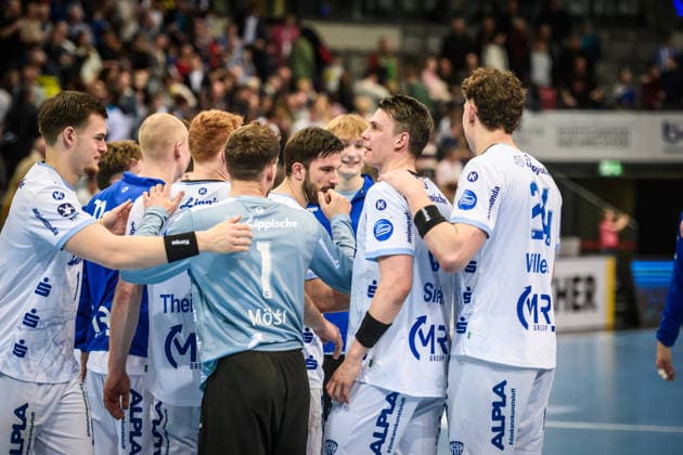Tim Suton (TBV Lemgo Lippe, 23), Mitte und Team, Teamkreis - Freude ueber Unentschieden GER, TVB Stuttgart - TBV Lemgo Lippe, DAIKIN HBL, Handball, Bundesliga, 26. Spieltag, Spielzeit 2025 2026, 29.03.2026 GER, TVB Stuttgart - TBV Lemgo Lippe, DAIKIN HBL, Handball, Bundesliga, 26. Spieltag, Spielzeit 2025 2026, 29.03.2026 Stuttgart Copyright: xSandyxDinkelackerx EP_SDR