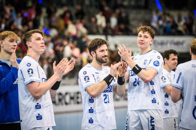 Tim Suton (TBV Lemgo Lippe, 23), Mitte und Team freuen sich nach Aufholjagd gegen den TVB Stuttgart ueber das Unentschieden GER, TVB Stuttgart - TBV Lemgo Lippe, DAIKIN HBL, Handball, Bundesliga, 26. Spieltag, Spielzeit 2025 2026, 29.03.2026 GER, TVB Stuttgart - TBV Lemgo Lippe, DAIKIN HBL, Handball, Bundesliga, 26. Spieltag, Spielzeit 2025 2026, 29.03.2026 Stuttgart Copyright: xSandyxDinkelackerx EP_SDR