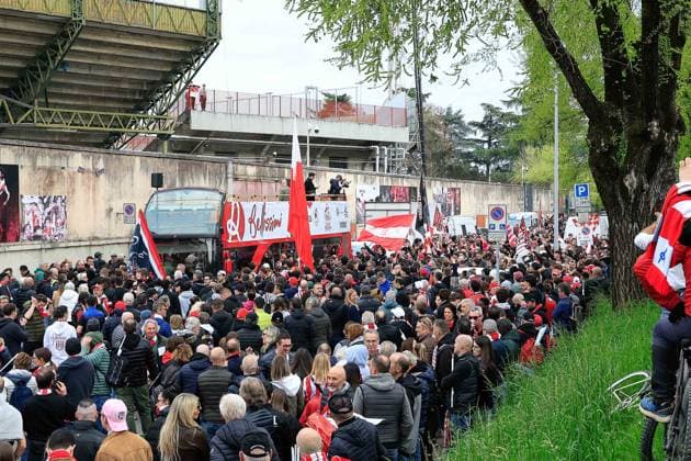 LR Vicenza fans prepare to celebrate outside the stadium during the match of 34th day of the Serie C Championship between L.R. Vicenza vs Union Brescia at the Romeo Menti Stadium on 29 March 2026 in Vicenza, VI.  Copyright: xEmanuelexPennacchio IPAxSportx xipa-agency.netx xx IPA_73607962 IPA_Agency_IPA73607962