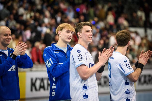 Frederik Simak (TBV Lemgo Lippe, 08) und Team - Freude beim Team des TBV Lemgo Lippe nach knappen Spiel zum Unentschieden GER, TVB Stuttgart - TBV Lemgo Lippe, DAIKIN HBL, Handball, Bundesliga, 26. Spieltag, Spielzeit 2025 2026, 29.03.2026 GER, TVB Stuttgart - TBV Lemgo Lippe, DAIKIN HBL, Handball, Bundesliga, 26. Spieltag, Spielzeit 2025 2026, 29.03.2026 Stuttgart Copyright: xSandyxDinkelackerx EP_SDR