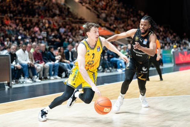 Alex OConnell (Nr. 3 Alba Berlin) gegen Chip Flanigan (Nr. 30 Basketball Loewen Braunschweig) GER, Basketball Loewen Braunschweig gegen Alba Berlin, Basketball, easyCredit BBL, Woche 26, Spielzeit 2025 26, 29.03.2026 GER, Basketball Loewen Braunschweig gegen Alba Berlin, Basketball, easyCredit BBL, Woche 26, Spielzeit 2025 26, 29.03.2026 Braunschweig Copyright: xEibner-Pressefoto DanielxREINELTx EP_DRT