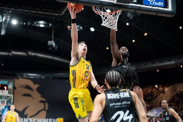 Justin Bean (Nr. 34 Alba Berlin) gegen Oluwasimisola Shittu (Nr. 45 Basketball Loewen Braunschweig) GER, Basketball Loewen Braunschweig gegen Alba Berlin, Basketball, easyCredit BBL, Woche 26, Spielzeit 2025 26, 29.03.2026 GER, Basketball Loewen Braunschweig gegen Alba Berlin, Basketball, easyCredit BBL, Woche 26, Spielzeit 2025 26, 29.03.2026 Braunschweig Copyright: xEibner-Pressefoto DanielxREINELTx EP_DRT