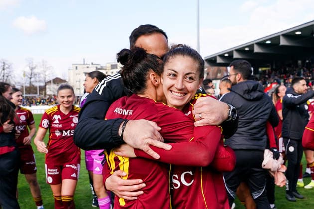 Switzerland: AXA Womens Cup Final 2025 26, BSC YB Frauen vs Servette FC Chenois Feminin - Schützenwiese, Winterthur: Players and staff members of Servette celebrate their victory of the Cup Final, celebration Copyright: xDanielaxPorcellix