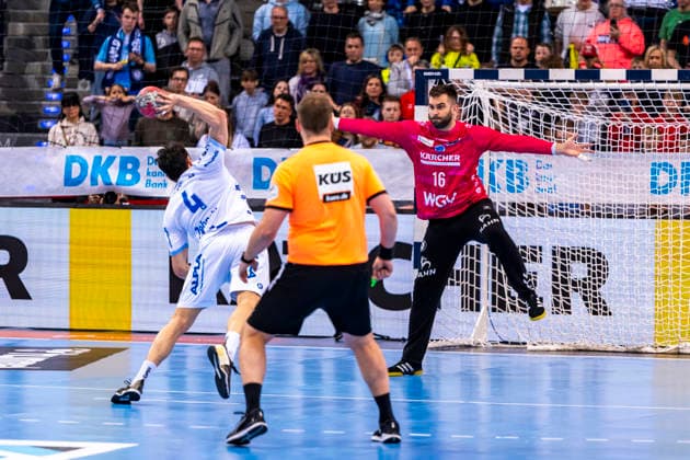 DAIKIN Handball Bundesliga: TVB Stuttgart vs. TBV Lemgo Lippe; 29.03.2026 Stuttgart, GERMANY - 29. März 2026: Samuel Zehnder (TBV Lemgo Lippe, 4) verwandelt den 7 Meter gegen Miljan Vujovic (TVB Stuttgart, 16) zum Endstand von 32:32 während dem Match zwischen dem TVB Stuttgart und dem TBV Lemgo Lippe am 26. Spieltag der Daikin Handball Bundesliga in der Porsche-Arena. Copyright: xBEAUTIFULxSPORTS Steinx