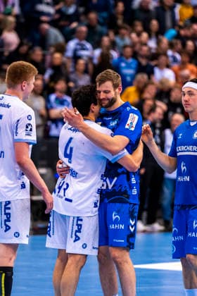 DAIKIN Handball Bundesliga: TVB Stuttgart vs. TBV Lemgo Lippe; 29.03.2026 Stuttgart, GERMANY - 29. März 2026: Samuel Zehnder (TBV Lemgo Lippe, 4) und Samuel Röthlisberger (TVB Stuttgart, 17) nach dem Match zwischen dem TVB Stuttgart und dem TBV Lemgo Lippe am 26. Spieltag der Daikin Handball Bundesliga in der Porsche-Arena. Copyright: xBEAUTIFULxSPORTS Steinx
