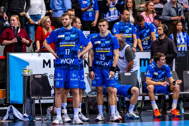 DAIKIN Handball Bundesliga: TVB Stuttgart vs. TBV Lemgo Lippe; 29.03.2026 Stuttgart, GERMANY - 29. März 2026: Samuel Röthlisberger (TVB Stuttgart, 17) und Simone Mengon (TVB Stuttgart, 15) bangen um Videobeweiß Entscheidung während dem Match zwischen dem TVB Stuttgart und dem TBV Lemgo Lippe am 26. Spieltag der Daikin Handball Bundesliga in der Porsche-Arena. Copyright: xBEAUTIFULxSPORTS Steinx