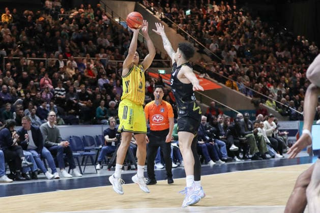 29.03.2026, xgox, Basketball - easyCredit BBL Basketball Loewen Braunschweig - Alba Berlin emspor, v.l. Jack Kayil (Alba Berlin, 7) , Joshua Obiesie (Braunschweig, 8) Zweikampf, Duell, Kampf, tackle Braunschweig