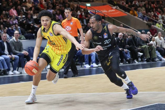 29.03.2026, xgox, Basketball - easyCredit BBL Basketball Loewen Braunschweig - Alba Berlin emspor, v.l. Jack Kayil (Alba Berlin, 7) , Bryant Crawford (Braunschweig, 20) Zweikampf, Duell, Kampf, tackle Braunschweig