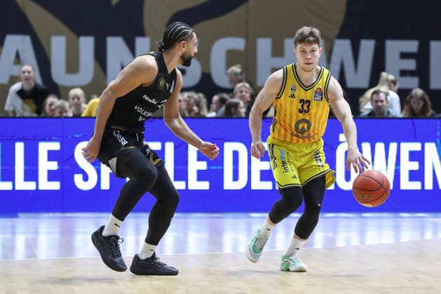 29.03.2026, xgox, Basketball - easyCredit BBL Basketball Loewen Braunschweig - Alba Berlin emspor, v.l. Bryant Crawford (Braunschweig, 20), Bennet Hundt (Alba Berlin, 33) Zweikampf, Duell, Kampf, tackle Braunschweig