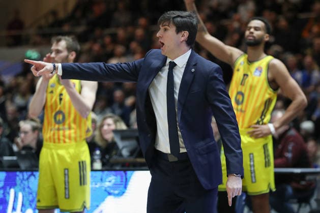 29.03.2026, xgox, Basketball - easyCredit BBL Basketball Loewen Braunschweig - Alba Berlin emspor, v.l. Pedro Calles (Alba Berlin, Trainer) gibt Anweisungen, gestikuliert mit den Armen, gesticulate, gives instructions Braunschweig
