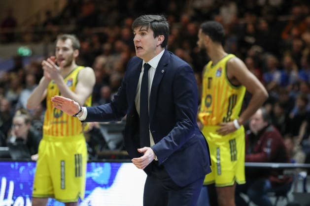 29.03.2026, xgox, Basketball - easyCredit BBL Basketball Loewen Braunschweig - Alba Berlin emspor, v.l. Pedro Calles (Alba Berlin, Trainer) gibt Anweisungen, gestikuliert mit den Armen, gesticulate, gives instructions Braunschweig