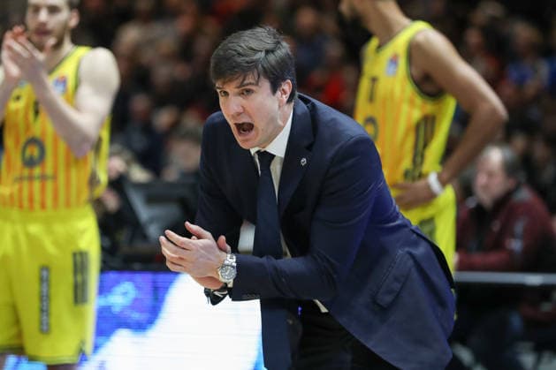 29.03.2026, xgox, Basketball - easyCredit BBL Basketball Loewen Braunschweig - Alba Berlin emspor, v.l. Pedro Calles (Alba Berlin, Trainer) gibt Anweisungen, gestikuliert mit den Armen, gesticulate, gives instructions Braunschweig