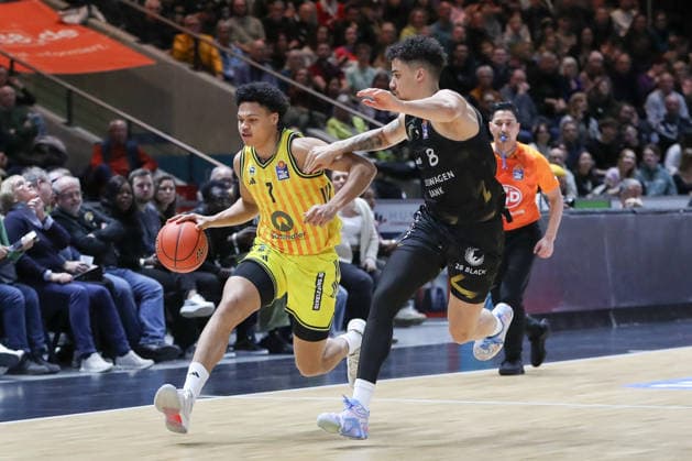 29.03.2026, xgox, Basketball - easyCredit BBL Basketball Loewen Braunschweig - Alba Berlin emspor, v.l. Jack Kayil (Alba Berlin, 7), Joshua Obiesie (Braunschweig, 8) Zweikampf, Duell, Kampf, tackle Braunschweig