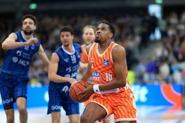 Spielaktion mit Mateo Seric (21; MLP Academics Heidelberg), Christian Sengfelder (43; Ratiopharm Ulm) und Samuell Williamson (10; MLP Academics Heidelberg) Spielaktion mit Mateo Seric (21; MLP Academics Heidelberg) und Christian Sengfelder (43; Ratiopharm Ulm)