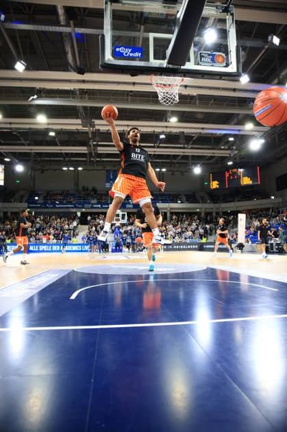 Spielaktion mit Mark Smith (13; Ratiopharm Ulm) beim Wurf in der Halle vor Publikum Spielaktion mit Mark Smith (13; Ratiopharm Ulm)