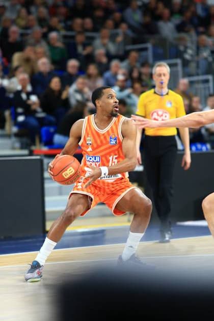 Spielaktion mit Marcel Keßen (15; MLP Academics Heidelberg) und Alec Anigbata (7; Ratiopharm Ulm) Marcel Keßen (15; MLP Academics Heidelberg) mit Ball gegen Alec Anigbata (7; Ratiopharm Ulm)