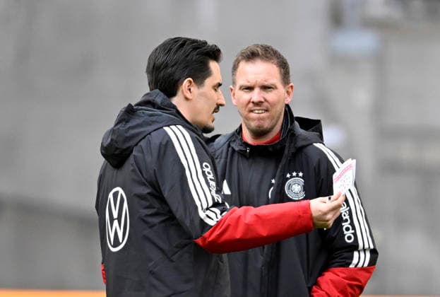 Bundestrainer Trainer Coach Julian Nagelsmann GER im Gespraech Diskussion mit Co-Trainer Coach Benjamin Glueck GER Zettel Aufwaermen Training iam 29.03.2026 m Vorfeld des DFB Laenderspiel Deutschland GER vs Ghana GHA Freundschatsspiel Testspiel am 30.03.2026 DFL REGULATIONS PROHIBIT ANY USE OF PHOTOGRAPHS AS IMAGE SEQUENCES AND OR QUASI-VIDEO DFB Laenderspiel Deutschland GER vs Ghana GHA