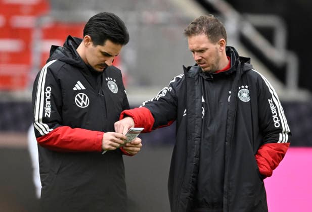 Bundestrainer Trainer Coach Julian Nagelsmann GER im Gespraech Diskussion mit Co-Trainer Coach Benjamin Glueck GER Zettel Aufwaermen Training iam 29.03.2026 m Vorfeld des DFB Laenderspiel Deutschland GER vs Ghana GHA Freundschatsspiel Testspiel am 30.03.2026 DFL REGULATIONS PROHIBIT ANY USE OF PHOTOGRAPHS AS IMAGE SEQUENCES AND OR QUASI-VIDEO DFB Laenderspiel Deutschland GER vs Ghana GHA