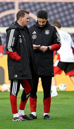 Bundestrainer Trainer Coach Julian Nagelsmann GER im Gespraech Diskussion mit Co-Trainer Coach Benjamin Glueck GER Zettelö nachdenklich Aufwaermen Training iam 29.03.2026 m Vorfeld des DFB Laenderspiel Deutschland GER vs Ghana GHA Freundschatsspiel Testspiel am 30.03.2026 DFL REGULATIONS PROHIBIT ANY USE OF PHOTOGRAPHS AS IMAGE SEQUENCES AND OR QUASI-VIDEO DFB Laenderspiel Deutschland GER vs Ghana GHA